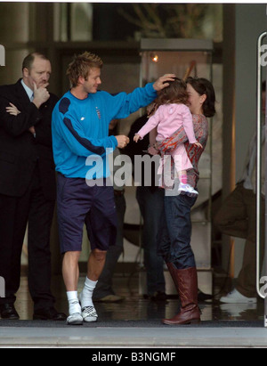 David Beckham al Lowry Hotel in Manchester Marzo 2005 Inghilterra e Real Madrid star couldn t resistere a dedicare del tempo a firmare un autografo per un minuscolo tot come egli ha lasciato per la formazione come Beckham e il resto della squadra in Inghilterra a capo di Carrington fu fermato nella sua tracce di una bambina indossa una tuta rosa gli diede un pezzo di carta e non poterono prendere il suo sguardo spento per attendere i suoi piedi ha firmato a penna nera e dopo aver toccato il suo sulla testa a capo per il tem bus con un grande sorriso sul suo volto Foto Stock