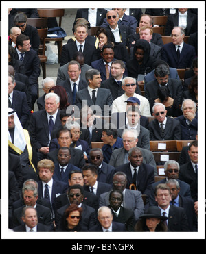 Papa Giovanni paolo II funerali in St Peters Sq Roma la Messa da Requiem è stato guardato da decine di migliaia in Piazza inculding oltre 200 leader politici di tutto il mondo il Principe Carlo si siede uno lontano dallo Zimbabwe del Presidente Robert Mugabe di Tony Blair siede anche 9 righe dietro di lui Aprile 2005 Foto Stock