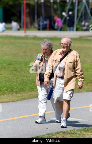 I turisti a piedi lungo il percorso Seawall in Stanley Park a Vancouver British Columbia Canada Foto Stock