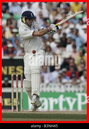 Kevin Pietersen batting per Inghilterra England V Australia 5a prova di ceneri l'Ovale Settembre 2005 in Inghilterra ha vinto la cenere per la prima volta in 18 anni di storia del cricket dopo il fissaggio di un disegnare nella quinta prova a vincere al ovale Foto Stock