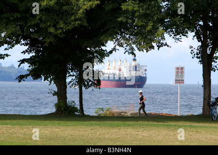 Donna jogging lungo il Seawall in Stanley Park a Vancouver British Columbia Canada Foto Stock
