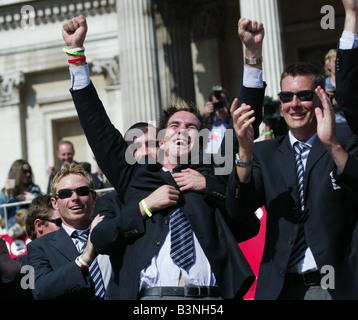 Ceneri celebrazioni Settembre 2005 Kevin Pieterson ottiene una coccola in scena a Trafalgar Square oggi dopo aver vinto le ceneri indietro Foto Stock