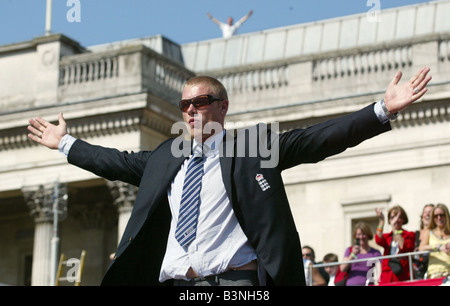 Ceneri celebrazioni Settembre 2005 Flintoff sul palco in Trafalgar Square oggi sfter vincendo le ceneri torna ieri Inghilterra erano trionfante contro l'Australia per la prima volta in 18 anni quando essi hanno attinto nella quinta prova di ribadire le ceneri 2005 Foto Stock