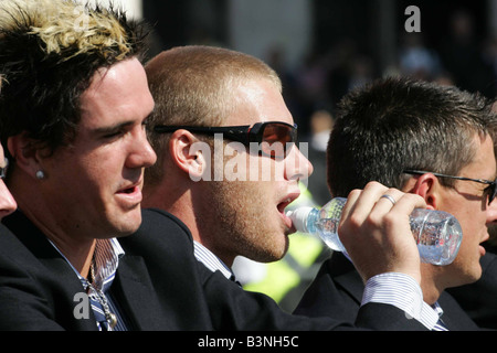 Kevin Pieterson e Andrew Flintoff durante le celebrazioni in Inghilterra dopo aver vinto le ceneri provenienti da Australia in Trafalquar Square Londra Settembre 2005 Foto Stock