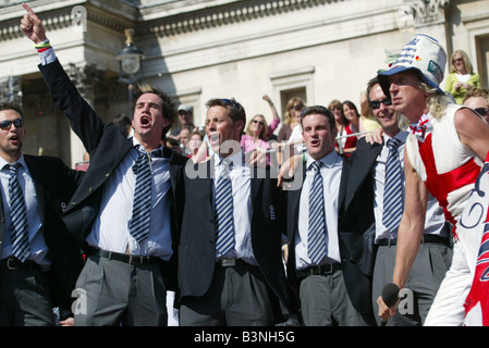 Ceneri celebrazioni Settembre 2005 Kevin Pieterson e altri giocatori di squadra sul palco in Trafalgar square oggi dopo aver vinto le ceneri torna ieri Inghilterra erano trionfante contro l'Australia per la prima volta in 18 anni quando essi hanno attinto nella quinta prova di ribadire le ceneri 2005 Foto Stock