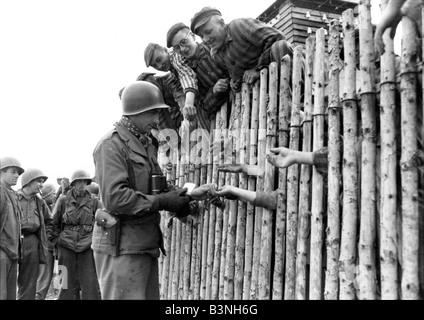 Campo di Concentramento di Dachau truppe americane con i detenuti dopo la loro liberazione il 29 aprile 1945 Foto Stock