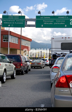 Automobili in attesa di entrare negli Stati Uniti al Canadian porto di entrata in Abbotsford British Columbia Foto Stock