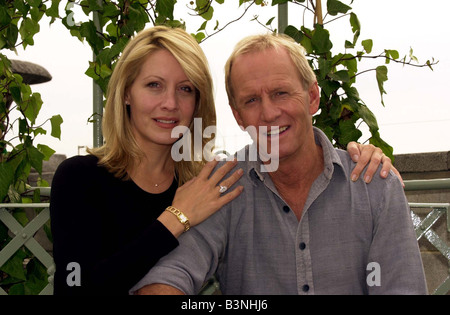 Attore australiano Paul Hogan Luglio 2001 con la moglie Linda Kozlowski a Londra per promuovere il loro ultimo film Crocodile Dundee in LA Foto Stock