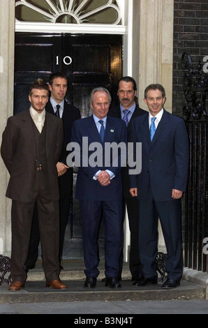 Inghilterra coach Sven-Goran Eriksson (centro) e i suoi giocatori David Beckham (sinistra), Gareth Southgate (seconda a sinistra) e David Seaman dopo un incontro con il Primo Ministro Tony Blair (a destra), a Downing Street, Londra in un momento precedente della giornata odierna Inghilterra pullman, Sven-Goran Eriksson annunzio 23 uomo squadra che si percorrono in Cina e Corea nel mese di giugno per la Coppa del Mondo FIFA Finals Maggio 2002 Foto Stock