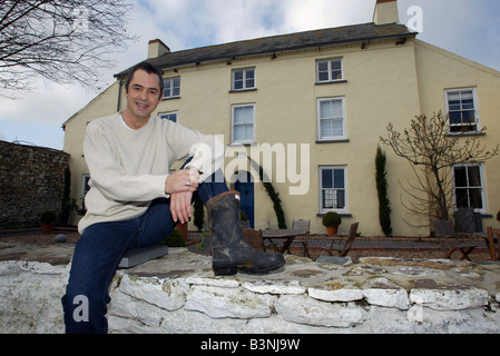 Attore Neil Morrissey al suo hotel Novembre 2002 a Laugharne Galles del Sud Foto Stock