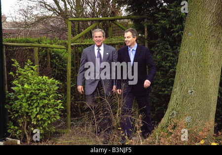 Il Presidente degli Stati Uniti George W Bush a fianco del Primo Ministro britannico Tony Blair alla circoscrizione home in Sedgefield Inghilterra Novembre 2003 Foto Stock