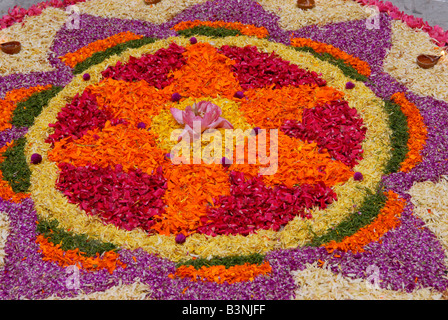 Arte floreale (Pookklalam) del Kerala, India Foto Stock