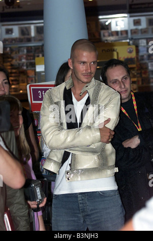 David Beckham Agosto 2000 guardando la moglie Victoria firmare copie promuovendo nuovi single al Virgin Megastore di Piccadilly Circus Londra Foto Stock