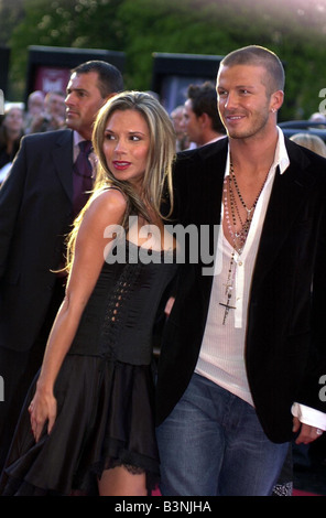 David Beckham e la moglie Victoria arrivano al partito 19 Aprile 2004 Foto Stock