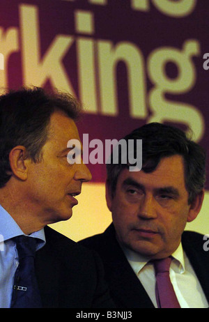 Chi sarebbe il re il Primo Ministro Tony Blair e Gordon Brown a Leeds promuovere elezioni locali campagna possono 2004 Foto Stock