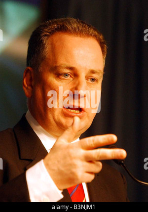 Primo Ministro Jack McConnell parlando di Henry McLeish prenota Febbraio 2004 Foto Stock