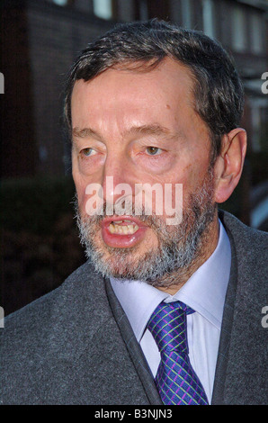 Home Secretary David Blunkett lascia la sua casa di Sheffield Dicembre 2004 Foto Stock