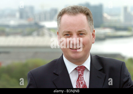 Primo Ministro Jack McConnell Maggio 2005 presso la nuova porta di Clyde appartamenti di lusso in Glasgow Foto Stock