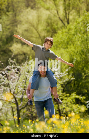 Germania, Baden Württemberg, Tübingen, Padre con figlio (11) sulle spalle Foto Stock