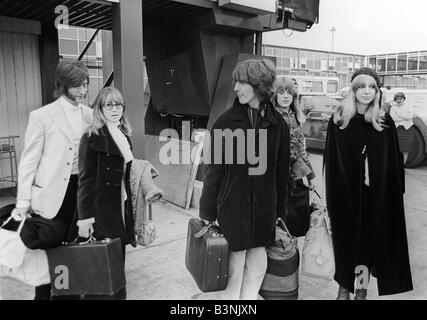 John Lennon con la moglie Cynthia e George Harrison e sua moglie Patti Boyd all' Aeroporto di Heathrow off a India Febbraio 1968 Foto Stock