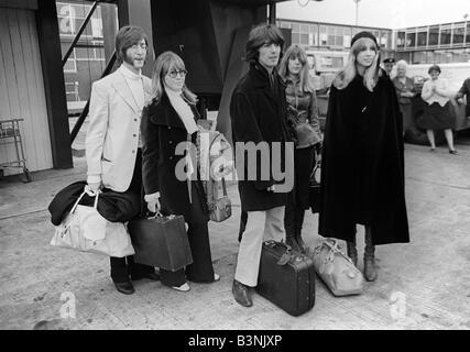 John Lennon con la moglie Cynthia e George Harrison e sua moglie Patti Boyd all' Aeroporto di Heathrow off a India Febbraio 1968 Foto Stock