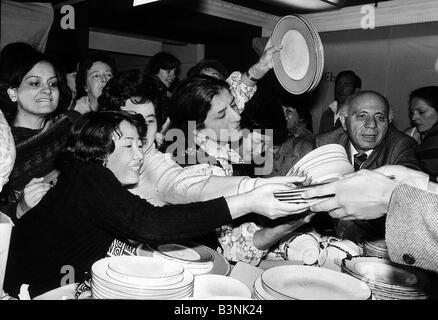 Il reparto di Cina a Harrods nel primo giorno di vendite nel gennaio 1978 Foto Stock