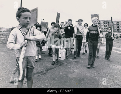 Alloggiamento baraccopoli nella Gorbals distretto di Glasgow i bambini sono raggruppati insieme per costruire autonomamente un parco giochi Agosto 1970 Foto Stock