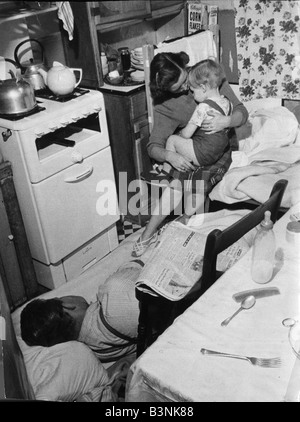 In Paddington tre famiglie condividono una terrazza casa due camera da letto house significa che una famiglia ha dormire in cucina ott Foto Stock