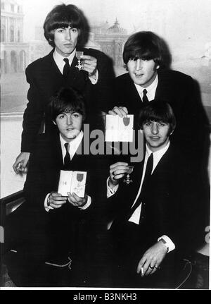 Beatles gruppo pop tenendo premuto il MBE s sono state concesse nel mese di ottobre 1965 Foto Stock