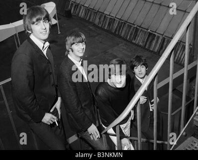 I file dei Beatles 1964 John Lennon Paul McCartney George Harrison e Ringo Starr in piedi su una scala Luglio 1964 Foto Stock