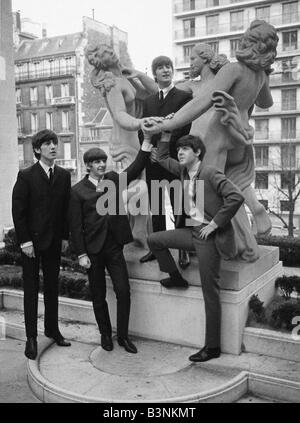 I file dei Beatles 1964 John Lennon Paul McCartney Ringo Starr e George Harrison permanente sulla statua fuori l'hotel George V Foto Stock