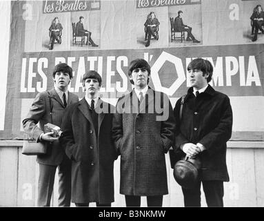 I file dei Beatles 1964 John Lennon Paul McCartney George Harrison e Ringo Starr all'Olympia in Francia 1964 Foto Stock