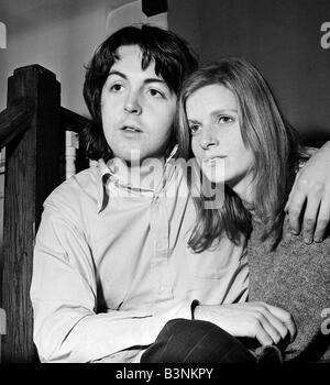 I file dei Beatles 1969 Paul McCartney con la moglie Linda a casa in St John Wood Marzo 1969 Foto Stock