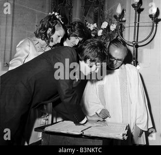 I file dei Beatles 1968 Paul McCartney è testimonianza al suo fratello Mike s wedding per Angela Fishwick firma il registro Giugno 1968 Foto Stock