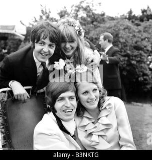 I file dei Beatles 1968 Paul McCartney con la fidanzata Jane Asher assiste i suoi fratelli Mike nozze con Angela Fishwick tenutasi a Carrog Galles del Nord Giugno 1968 Foto Stock