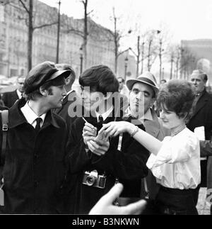 I file dei Beatles 1964 John Lennon George Harrison firmare autografi per i fan durante i Beatles visita a Parigi Gennaio 1964 Foto Stock