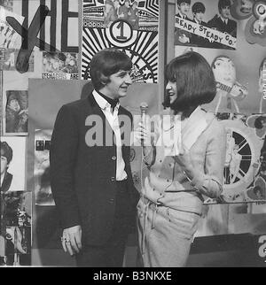 Batterista dei Beatles Ringo Starr sul set di pronto steady andare con il presentatore Cathy McGowan Marzo 1964 Foto Stock
