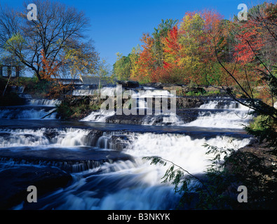 Vista autunnale di Shohola cade, Pocono Mountains, Pennsylvania, STATI UNITI D'AMERICA Foto Stock
