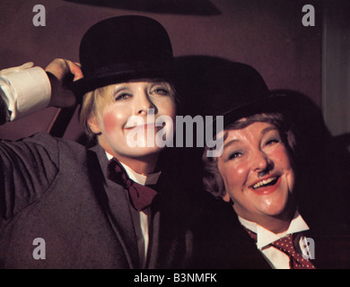 L UCCISIONE DI SUOR GEORGE 1969 Associates e Aldrich film con Susannah York a sinistra e Beryl Reid Foto Stock