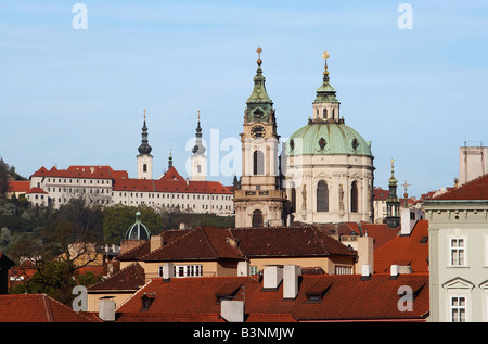 St Nikolas - uno dei più importanti edifici del Barocco di Praga con una cupola dominante e la torre campanaria Foto Stock