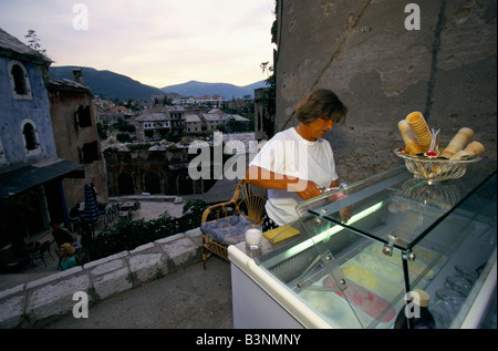 MOSTAR, Giugno 1996', MOSTAR CITTÀ VECCHIA nella zona musulmana sta iniziando a lavorare nuovamente, caffetterie e negozi aperti, 1996 Foto Stock