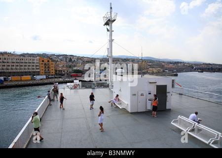 Faehre zwischen Kalabrien und Sizilien auf der Strasse von Messina, Tyrrhenischen Meer, Ionisches Meer, Mittelmeer, Italien Foto Stock