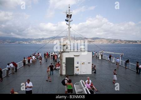 Faehre zwischen Kalabrien und Sizilien auf der Strasse von Messina, Tyrrhenischen Meer, Ionisches Meer, Mittelmeer, Italien Foto Stock