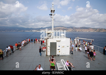 Faehre zwischen Kalabrien und Sizilien auf der Strasse von Messina, Tyrrhenischen Meer, Ionisches Meer, Mittelmeer, Italien Foto Stock