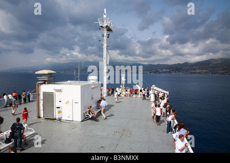 Faehre zwischen Kalabrien und Sizilien auf der Strasse von Messina, Tyrrhenischen Meer, Ionisches Meer, Mittelmeer, Italien Foto Stock