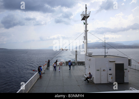 Faehre zwischen Kalabrien und Sizilien auf der Strasse von Messina, Tyrrhenischen Meer, Ionisches Meer, Mittelmeer, Italien Foto Stock