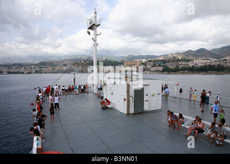 Faehre zwischen Kalabrien und Sizilien auf der Strasse von Messina, Tyrrhenischen Meer, Ionisches Meer, Mittelmeer, Italien Foto Stock