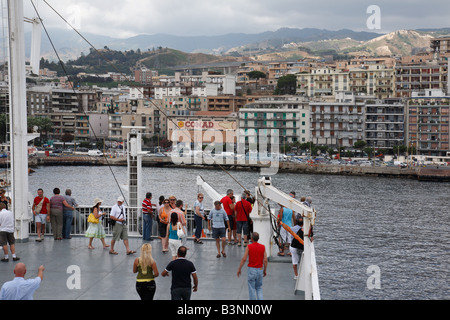 Faehre zwischen Kalabrien und Sizilien auf der Strasse von Messina, Tyrrhenischen Meer, Ionisches Meer, Mittelmeer, Italien Foto Stock