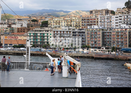 Faehre zwischen Kalabrien und Sizilien auf der Strasse von Messina, Tyrrhenischen Meer, Ionisches Meer, Mittelmeer, Italien Foto Stock