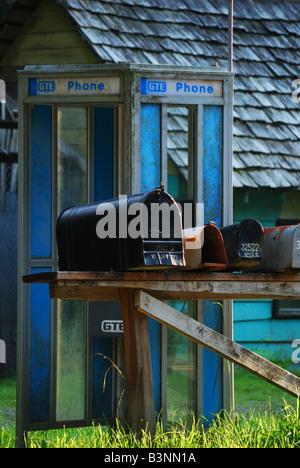 Una vecchia cabina telefonica e cassette postali in accappatoio, Washington. Foto Stock